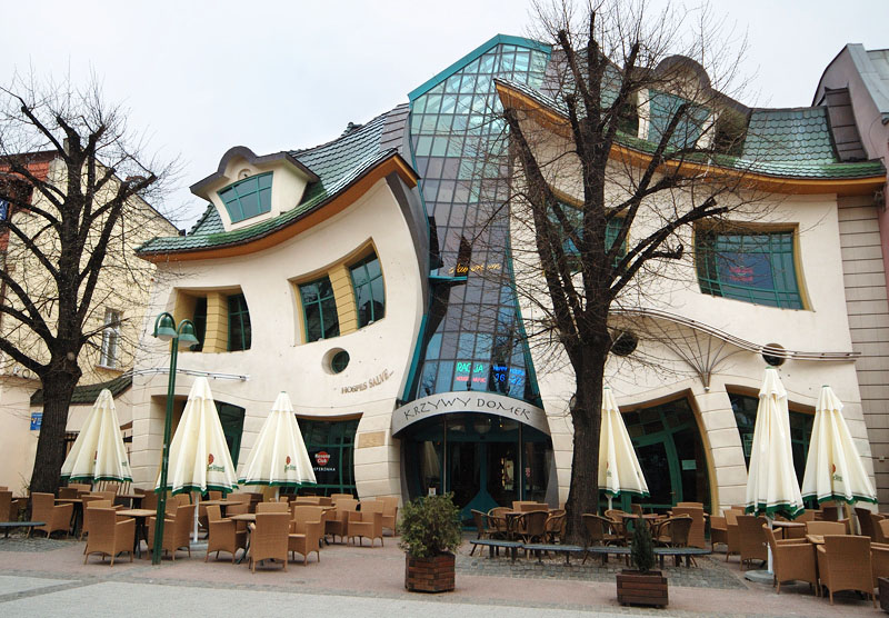 Кривой дом, Польша